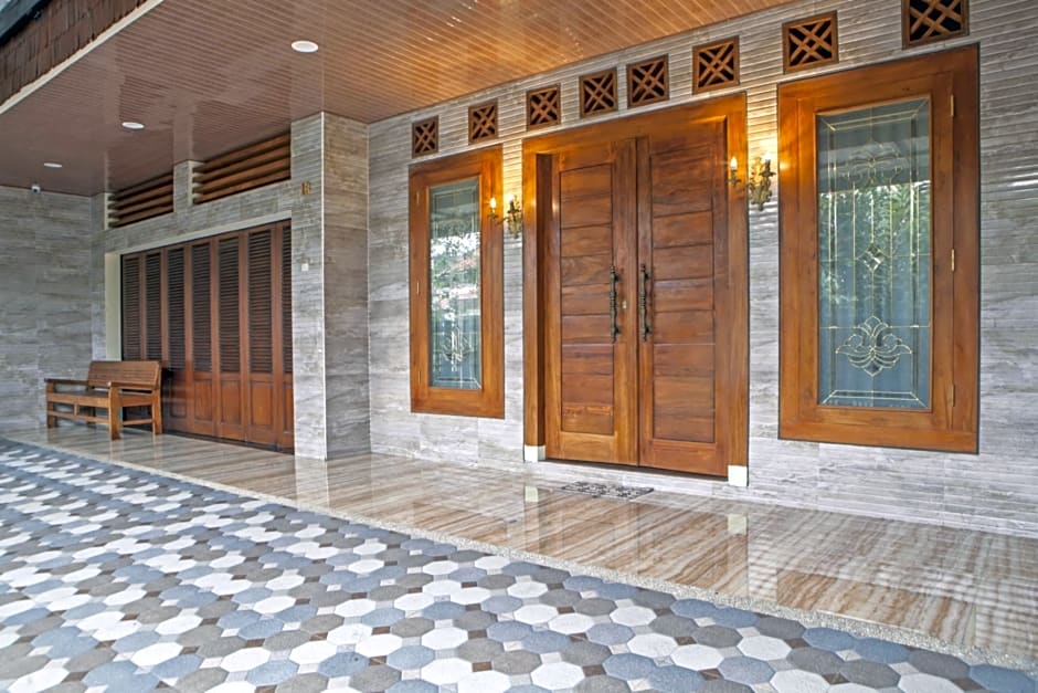 RedDoorz Near Trans Studio Mall 2