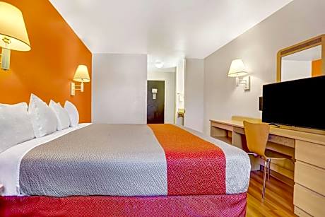 Deluxe King Room - Non-Smoking