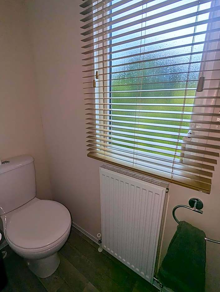 Modern and spacious holiday home at AWARD WINNING SHOREFIELD COUNTRY PARK ENTERTAINMENT PASSES INCLUDED DOG FRIENDLY!