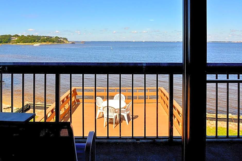 Quality Inn & Suites Gulf Breeze Bayside near Pensacola Beach