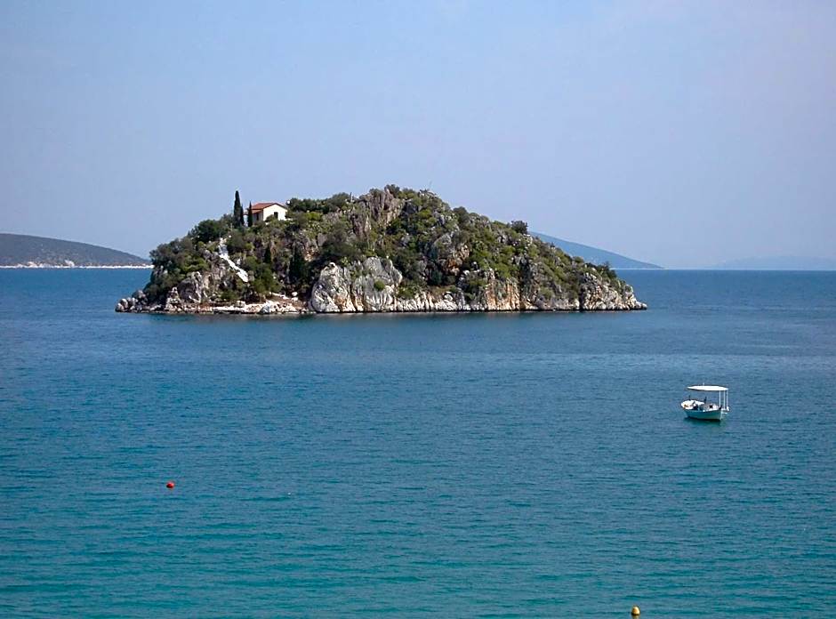 Arcadia Luxury Rooms Seaside Cuisine