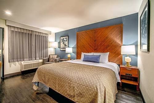 818 Hotel + Pool, Ascend Hotel Collection – Woodland Hills, CA
