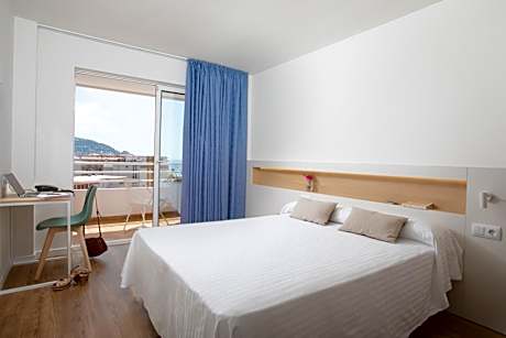 Double Room (2 Adults + 1 Child)