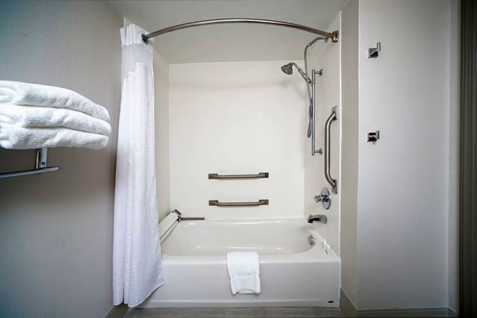 Holiday Inn Express and Suites Atlanta-Johns Creek By IHG