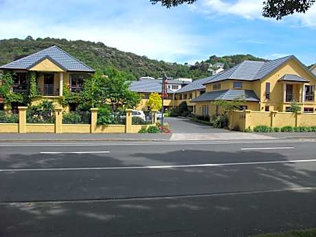 Alhambra Oaks Motor Lodge