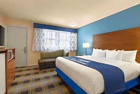 King Room with Roll-in Shower - Mobility Access/Non-Smoking