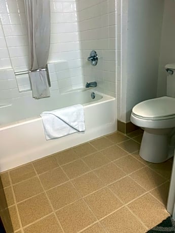 King Suite with Bath Tub - Mobility Access/Non-Smoking