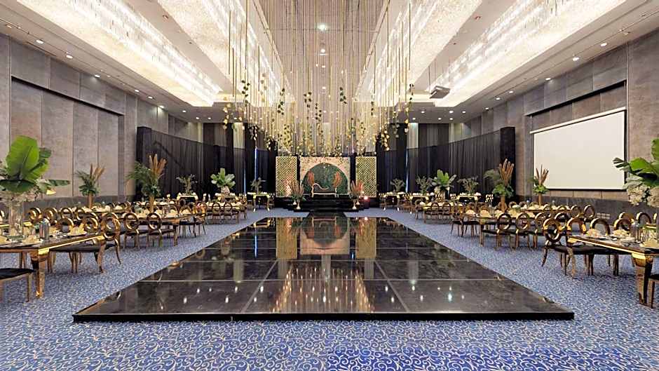 Dusit Thani LakeView Cairo