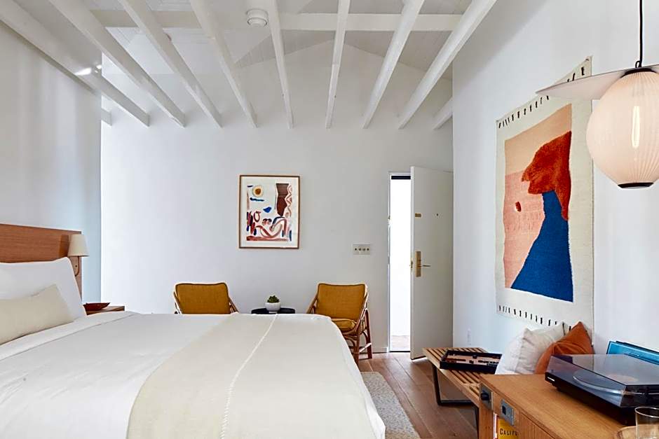 Photo 1 of 7 of Deluxe 1 King Bed