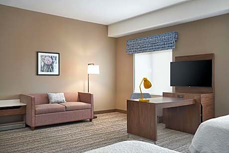 2 Queens Acc Suite W/ Roll In Shower