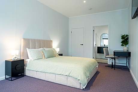 Deluxe Queen Suite