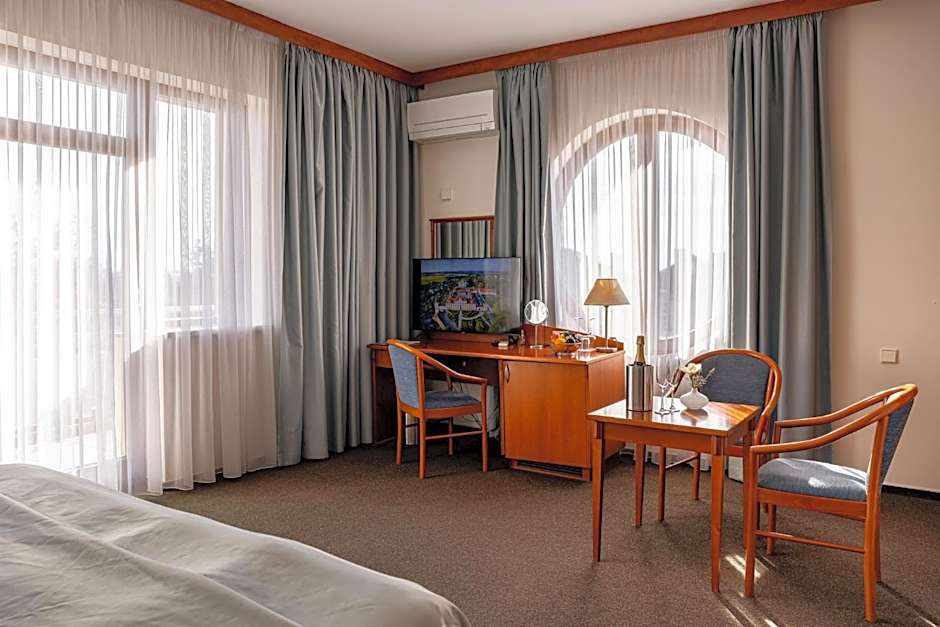 April hotel Panorama