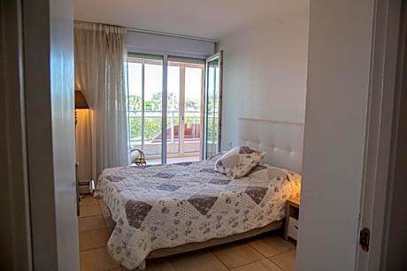 Three-Bedroom Apartment with Sea View - (6 People)