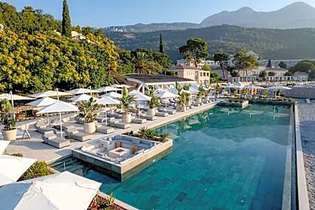 Lazure Hotel & Marina