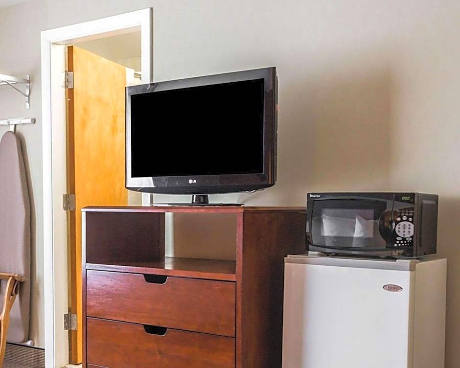 Econo Lodge Lakes Region