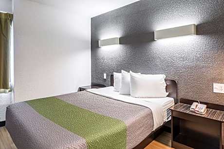 Deluxe Queen Room - Non-Smoking