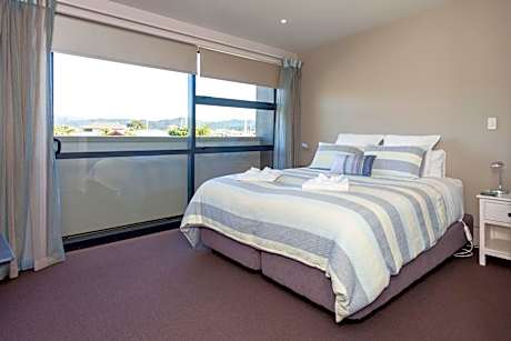 Deluxe One-Bedroom Suite - Water Front