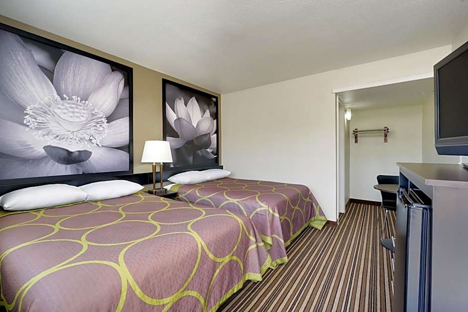 Photo 1 of 4 of 2 Double Beds, Smoking