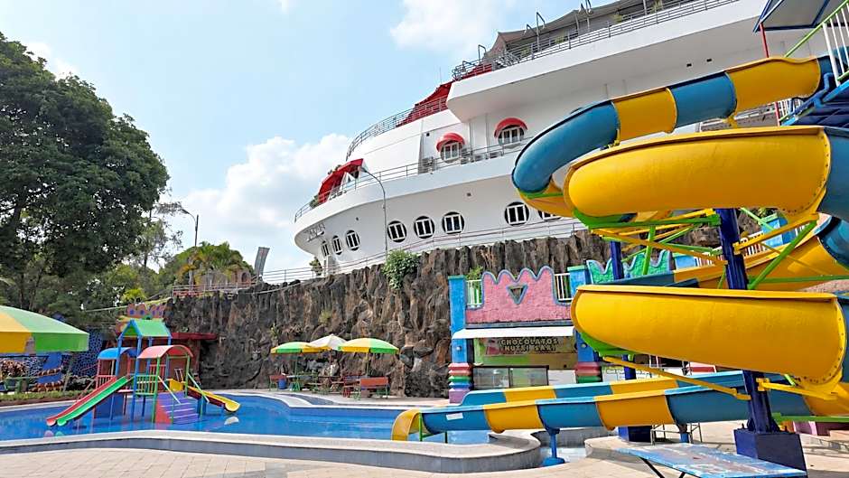 Kapal Garden Hotel at Taman Rekreasi Sengkaling