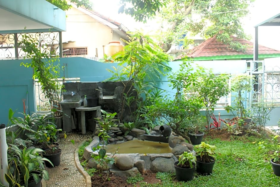 Guesthouse Putri Griya Fikarda by ZUZU