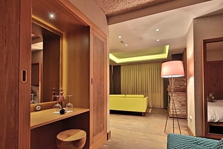 King Cave Suite with Spa bath 