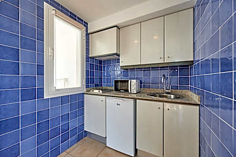 STUDIO WITH BALCONY 3 ADULTS + 1 CHILD