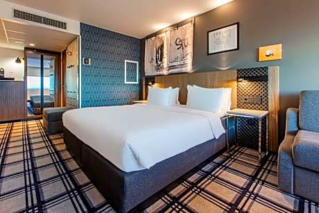 Deluxe Family Room