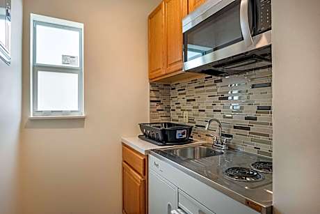 KING BED WITH KITCHENETTE