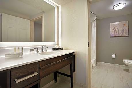 2 QUEEN BEDS 1 BEDROOM SUITE NONSMOKING SEPARATE BDRM LIVING RM SOFABED FULL KITCHEN FREE WIFI-DAILY