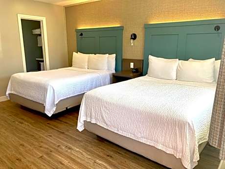 2-Queen Room. Pets OK