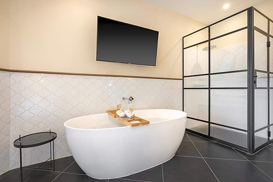 Budapest Eye- Boutique Suites, by BQA