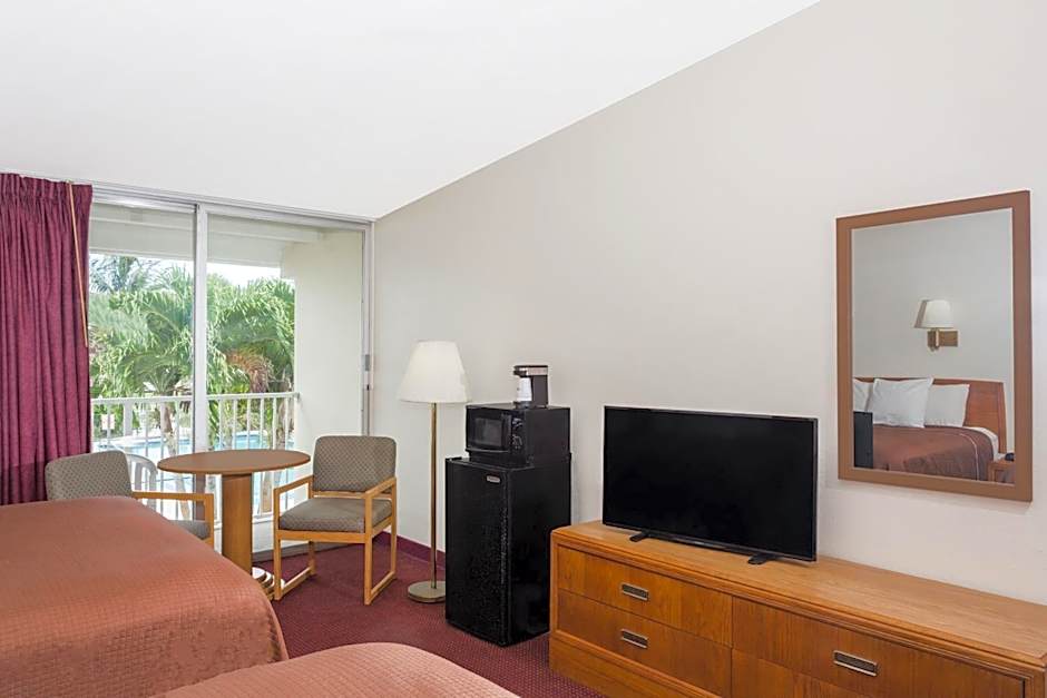 Howard Johnson by Wyndham Vero Beach / Downtown