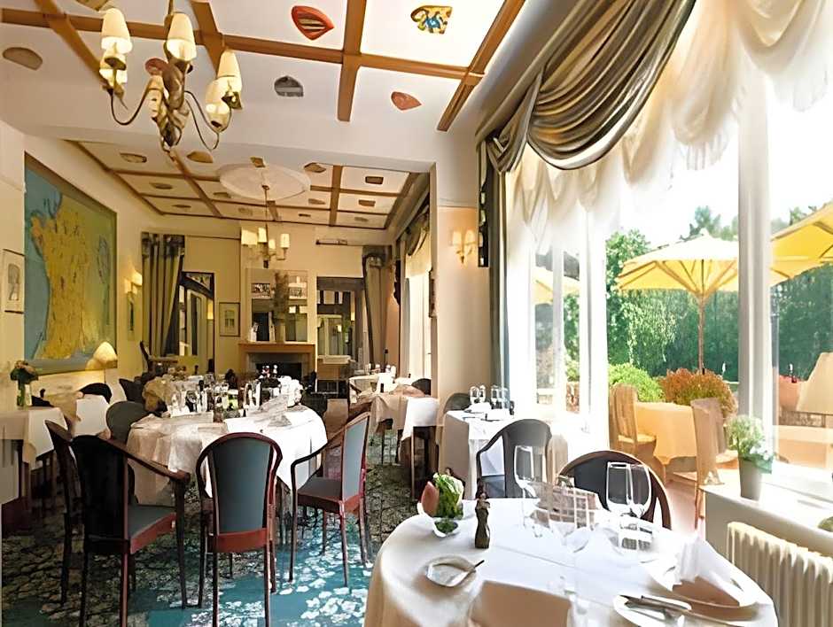Le Manoir Hotel