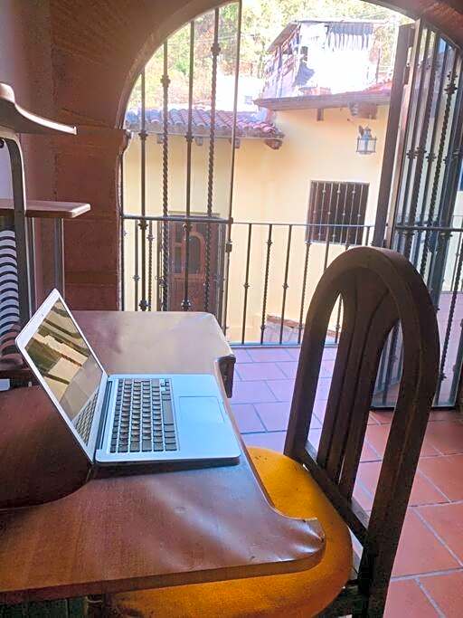 Residencia estilo Californiana Jardín de los Soles