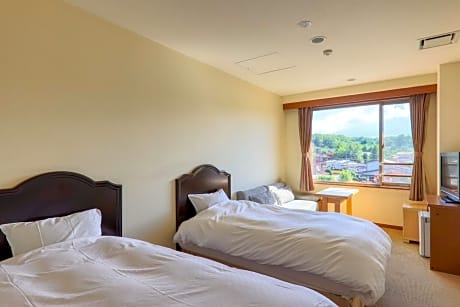 Twin Room with Private Bathroom with Mountain View