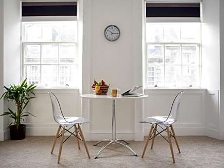 Deluxe One-Bedroom Apartment