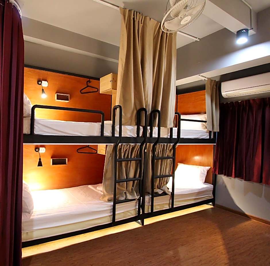 Thonglor travellers' hostel and cafe'