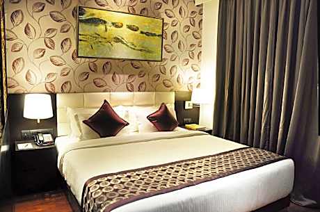Executive Suite with Bathtub