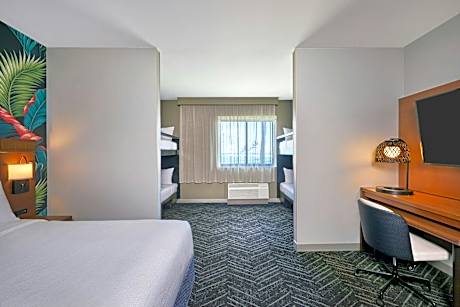 Family Room 2 Bunk Beds, Larger Guest room, King