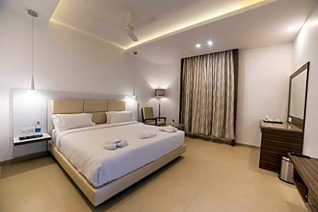 Deluxe Double Room (2 Adults + 1 Child)