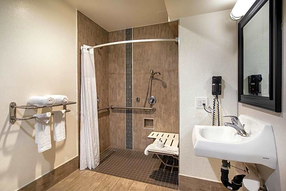 Travelodge by Wyndham LAX South