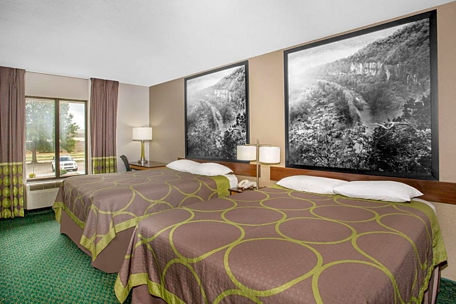 Super 8 by Wyndham Bentonville