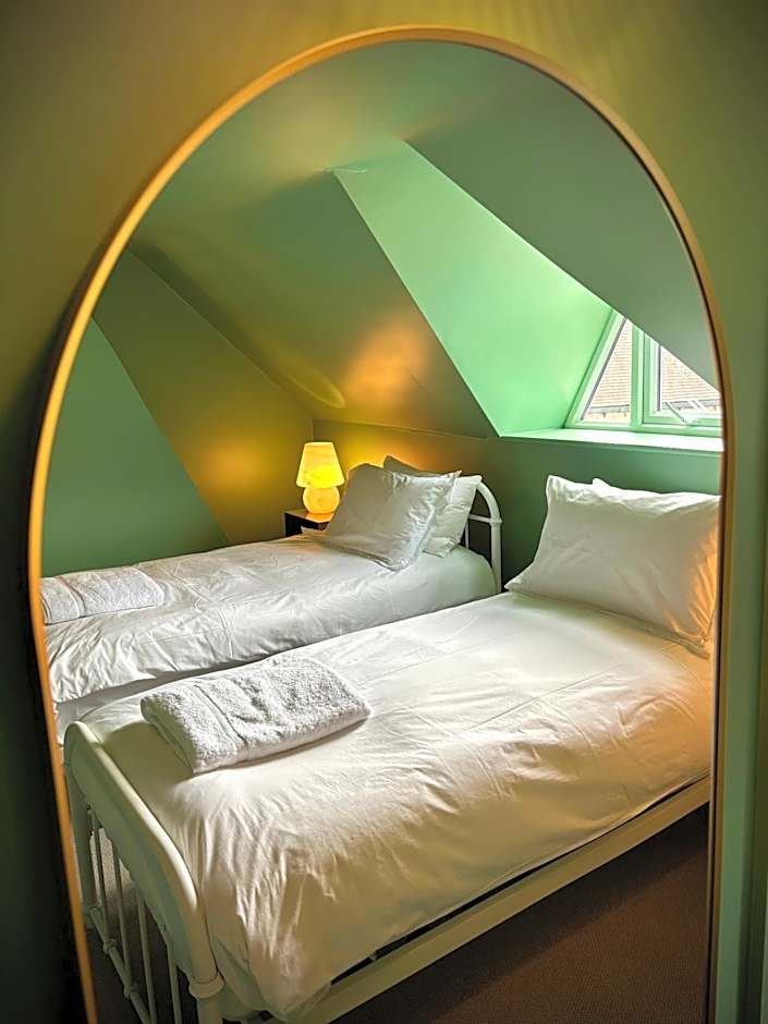 ROOMS AT THE QUAYSIDE - stylish en-suite rooms on Poole Quay all fully refurbed