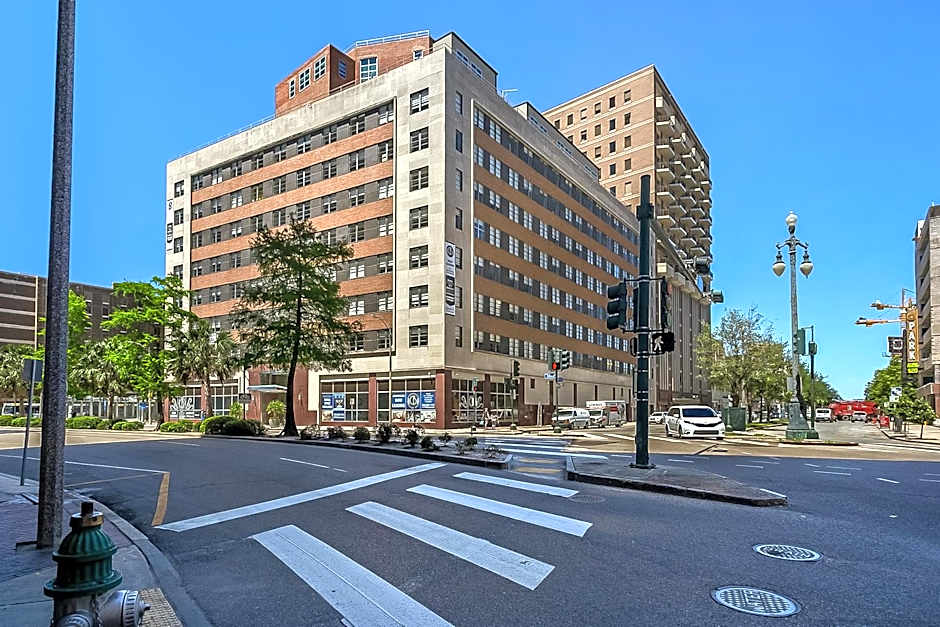 Spacious 4BR Luxury Condo Steps to French Quarter