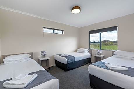 Two story 2Bed unit 4Beds L