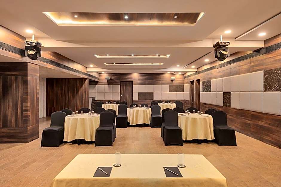 Voyage Milestone Hotel & Banquet