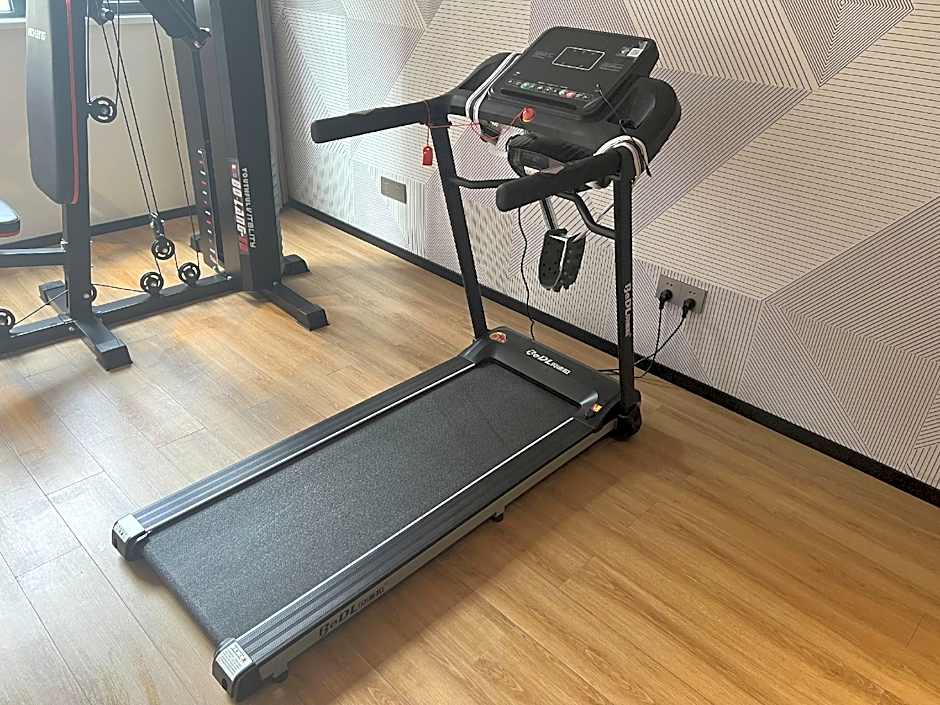 Borrman Hotel Guigang Macaojiang Park High-speed Railway Station