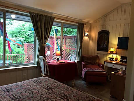 bunkhouse cabin-triple room-private bathroom-romantic-sea view