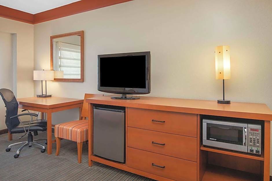 La Quinta Inn & Suites by Wyndham Atlanta Ballpark/Galleria