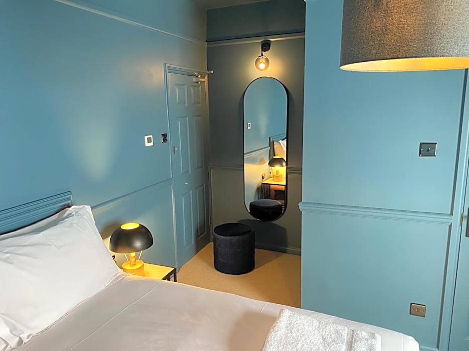 ROOMS AT THE QUAYSIDE - stylish en-suite rooms on Poole Quay all fully refurbed